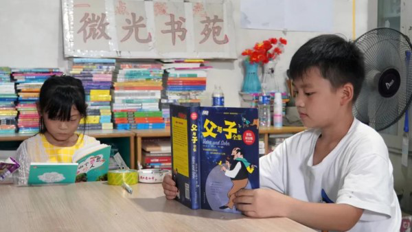 Li Cuili: Promoting Rural Reading, Making Glimmer Sparkle and Shine