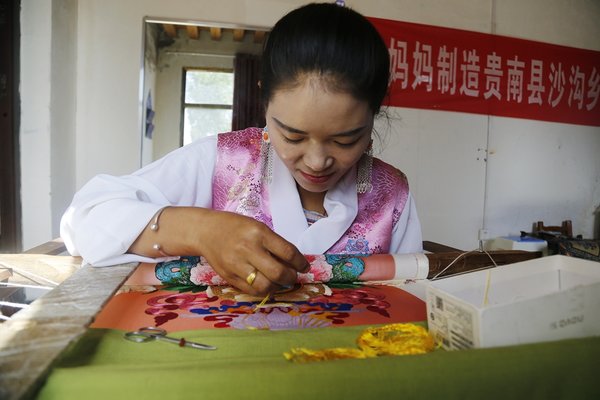 Tibet Style Embroiderers Help World Understand Beauty of China's Intangible Cultural  Heritage