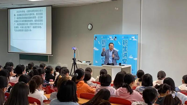 Li Mingshun Gives a Lecture at CWU's Spare-Time Party School