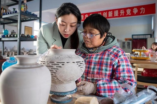 Overseas Returnee Inherits, Revitalizes Traditional Craft