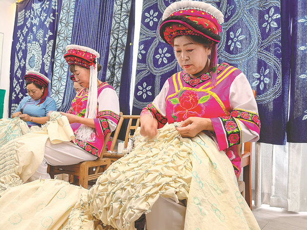 Ethnic Specialty Handicrafts Bring Villages Prosperity