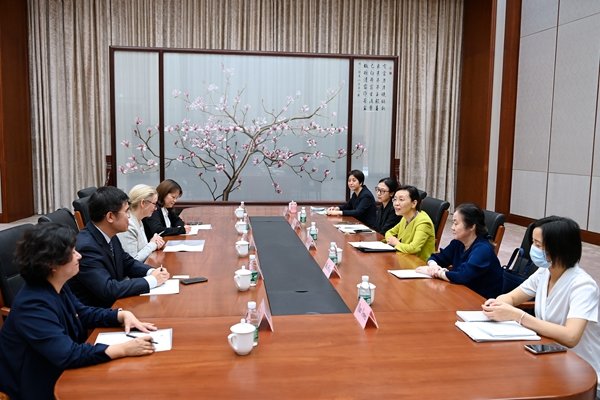 Lin Meets UNFPA Representative in China