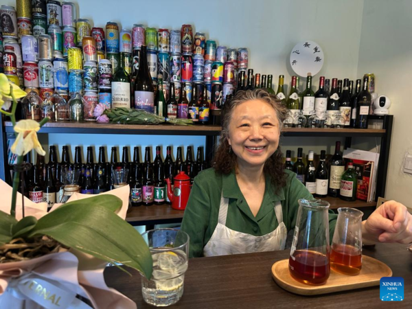 Across China: Elderly Barista Delights Young Customers with Aromatic Coffee