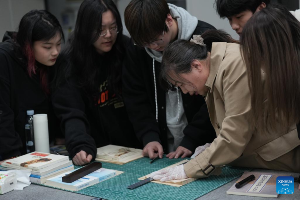Avid Reader Restores Ancient Books in Shenyang, NE China