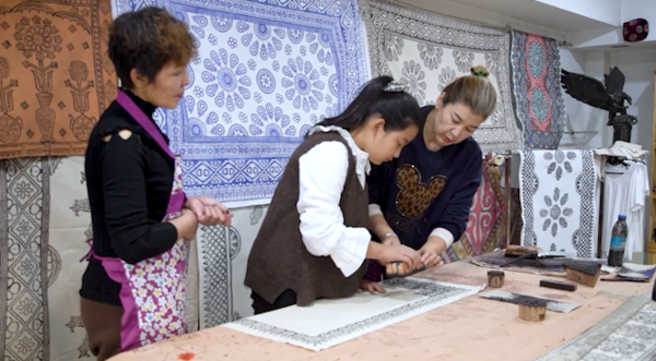 GLOBALink | Xinjiang, My Home: Palidan Memet and Her Stamped Fabric