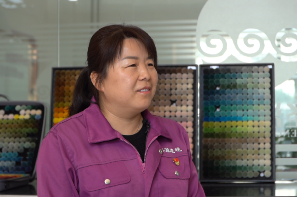 Master Craftsman: Dyeing Expert Dedicated to Palette for Tibet Carpet