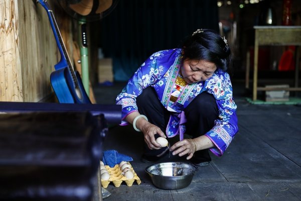 EnchantingGuangxi | From Woad to Cloth: The Make of Glossy 'Liang Bu' of Miao Ethnic Group in S China
