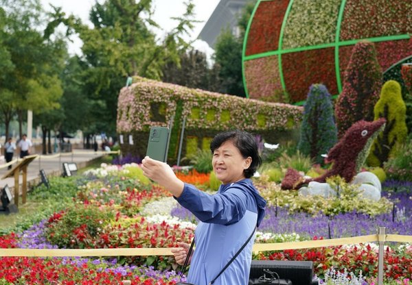 Culture&Life | Floral Displays Adorn Beijing for Mid-Autumn Festival, National Day Holiday
