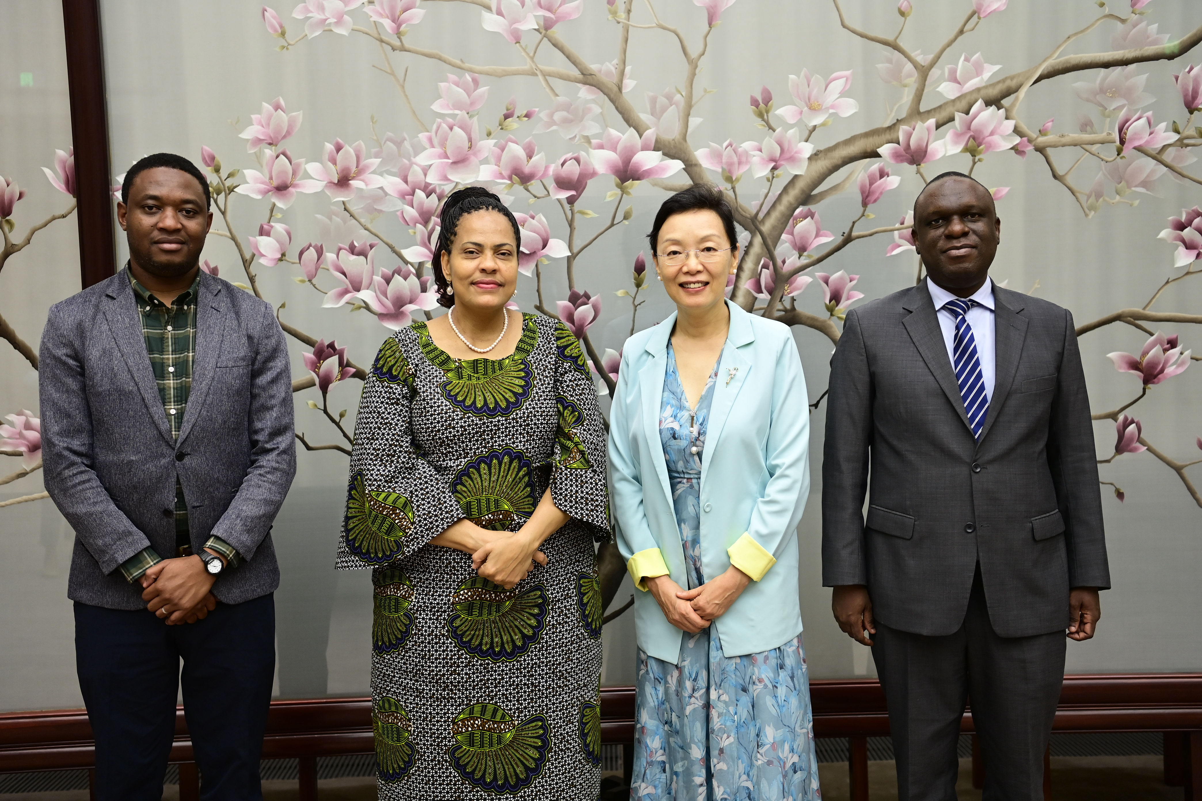 Lin Meets Tanzanian Minister of State