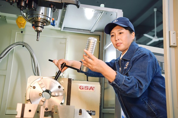 Han Liping: Senior Technician Diligently Contributing to Space Industry