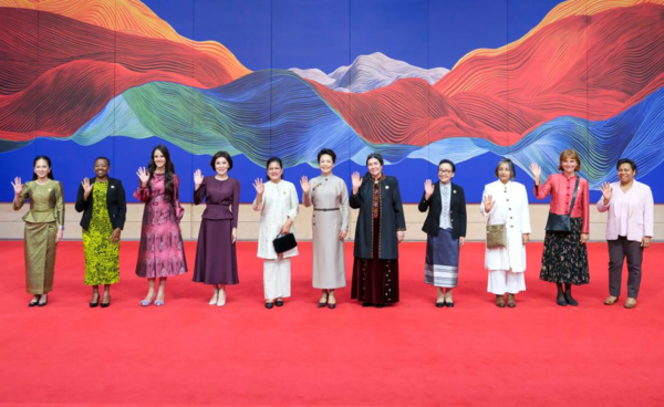 (BRF2023) Peng Liyuan, Spouses of Foreign Leaders Visit China National Arts and Crafts Museum