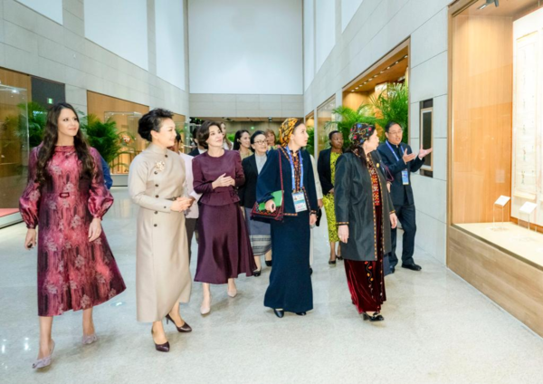 (BRF2023) Peng Liyuan, Spouses of Foreign Leaders Visit China National Arts and Crafts Museum