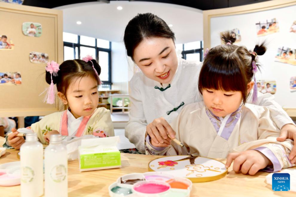Kindergarten in E China Sets up Workshops for Children to Learn About Traditional Chinese Culture
