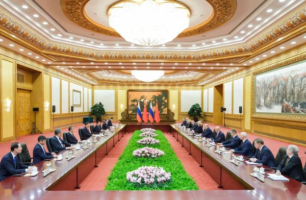 Xi Meets with Russian PM