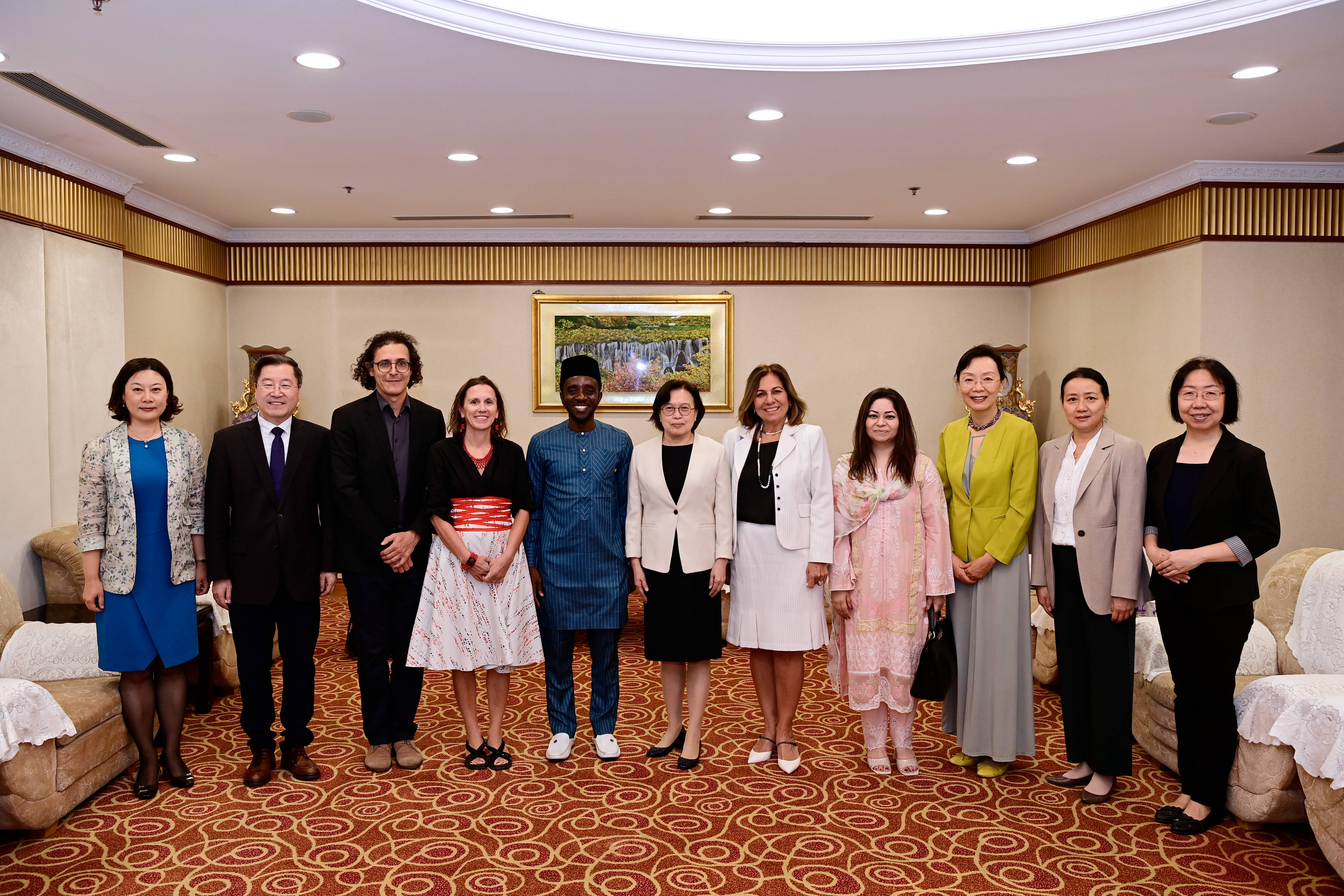 Huang Meets Award-Judging, Award-Winning Representatives of 2023 UNESCO Prize for Girls' and Women's Education