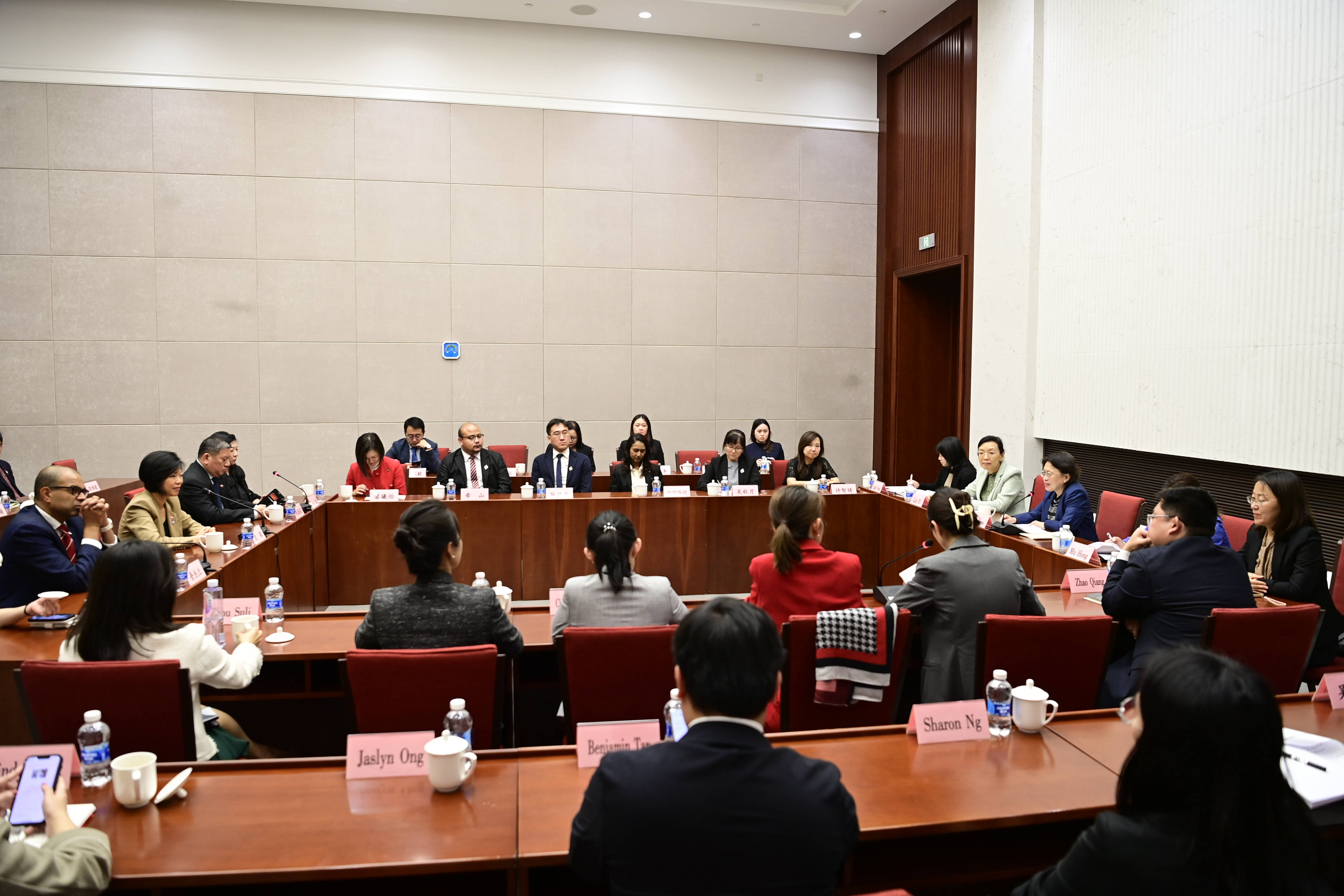 Huang Meets Delegation of Singapore's PAP Women's Wing and Young PAP
