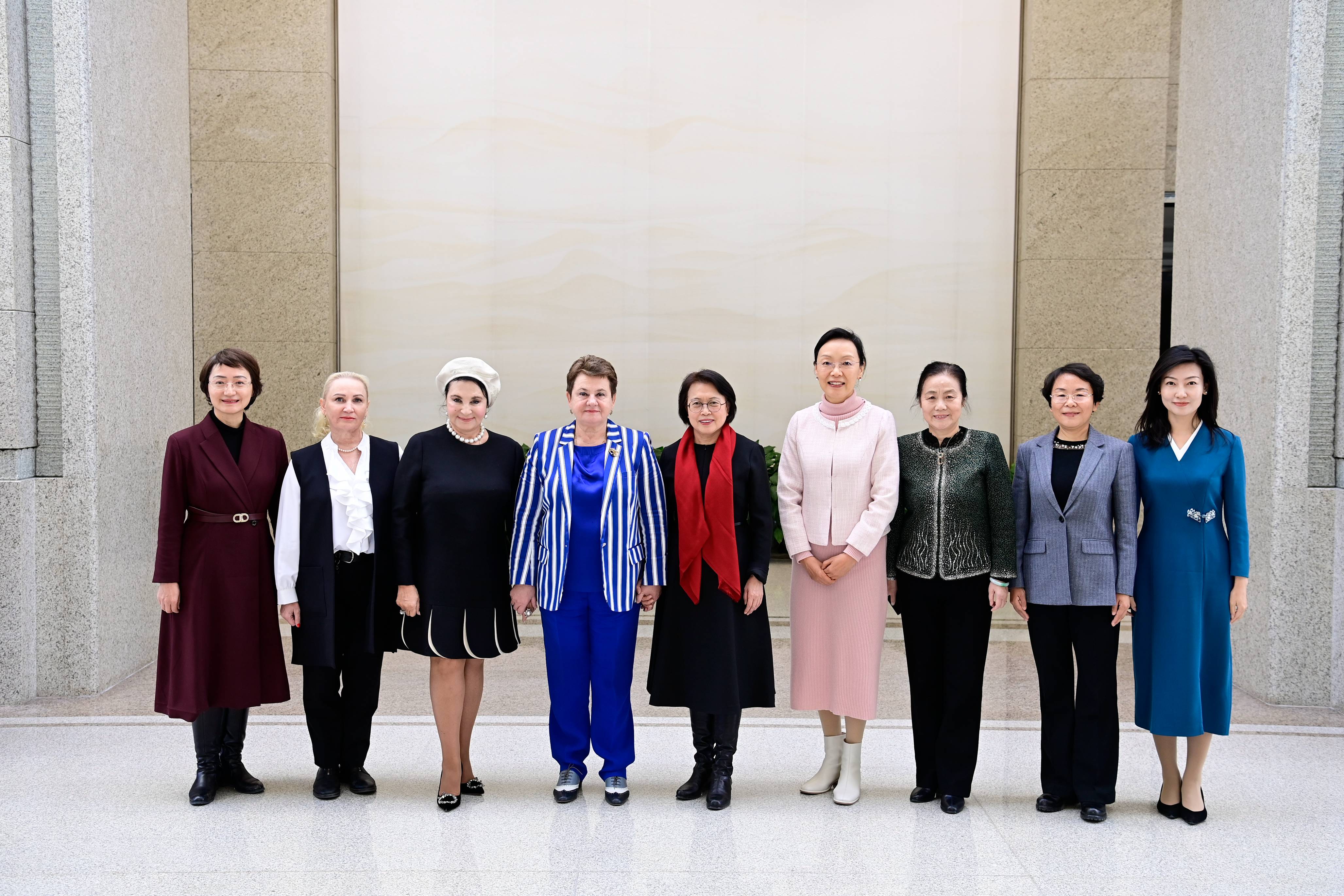 Huang Meets President Orlova of CRFCPD's Women's Council on Russian Side