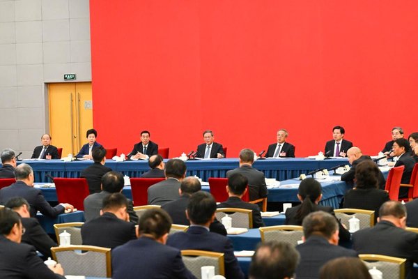 Chinese Leaders Join NPC Deputies, Political Advisors in Deliberation, Discussions