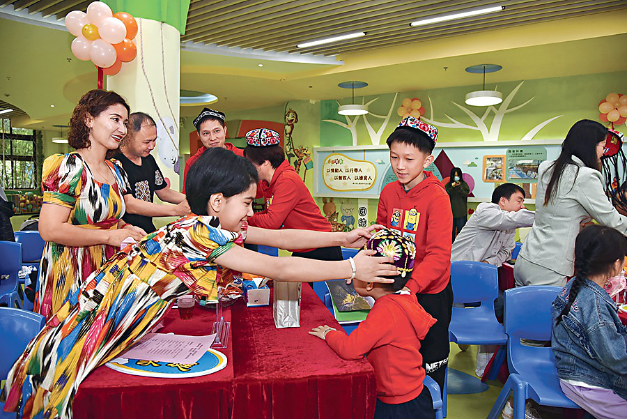 16 《一家亲》何远嘉.jpg