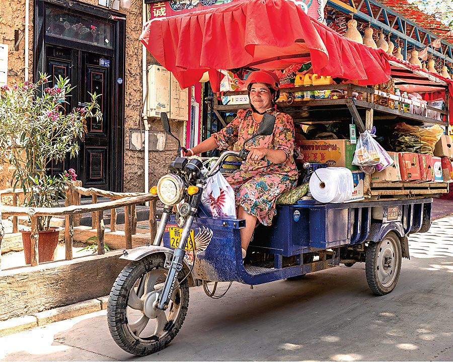 7. 《英吉沙的女货郎》李泳仪.jpg