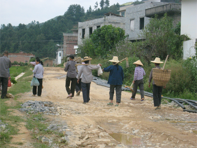 妇女群众往挖管道途中(东兰县)