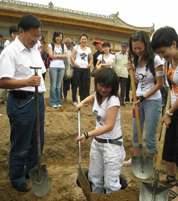‘T爱——母亲水窖‘培土仪式在同心举行