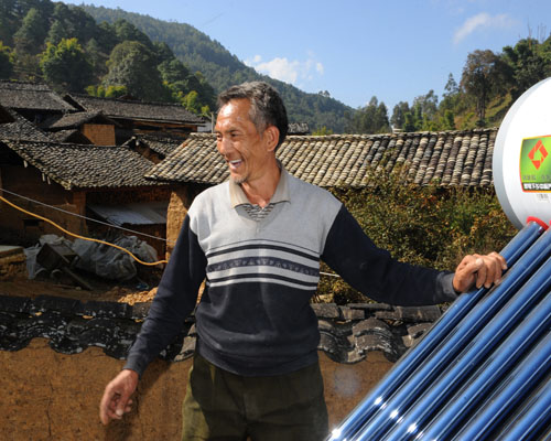 云南省保山市蒲缥镇两眼井村杨朝志。2010年是“母亲水窖”十周年，11月14日至18日，《公益时报》记者跟随中国妇女发展基金会前往云南和贵州山区，探访母亲水窖项目实施和应用情况，包括今年为应对旱灾新建的水窖、建成十年的水窖以及集中供水工程，去了解解决了饮水困难之后贫困地区人民的生活生产状态。