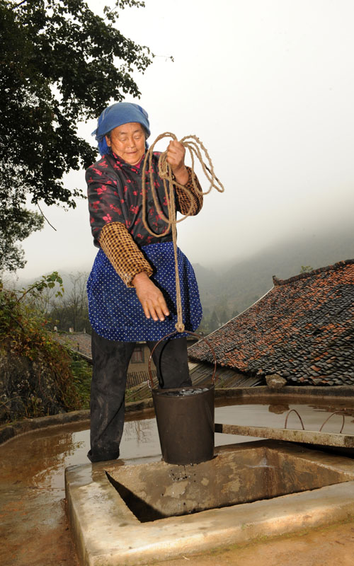 
            The year 2010 is the 10the anniversary of the Water Cellar for Mothers project. Reporters from the Charity News together with the staff from the China Women’s Development Foundation went to the mountainous areas of southwest China’s Yunnan and Guizhou provinces where the project has been implemented. They visited the newly-built water cellars, the old water cellars built 10 years ago and the central water supply project. They also communicated with local people to understand the life changes the project has brought to the poverty-stricken people.
            