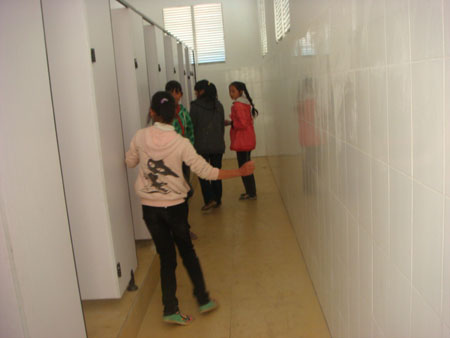 五顶山小学女同学们使用厕所