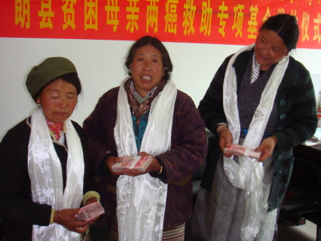 Five poverty-stricken women suffering from breast or cervical cancer in Nyingchi Prefecture, southwest China's Tibet Autonomous Region, recently received 50,000 yuan (US$ 8,110) each for treatment. [Tibet Women's Federation / Zhang Hongping]