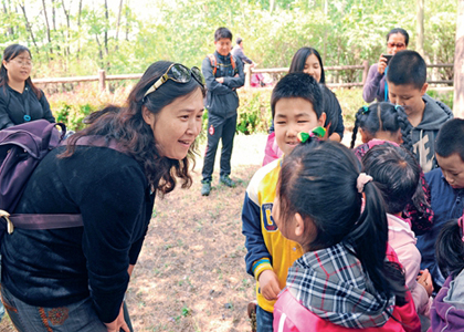 Evergreen's Founder Teaching Chinese Children about Environmental Protection