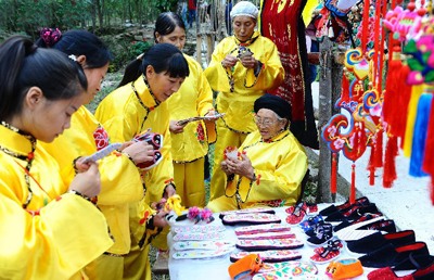 Shaanxi Women Increase Income with Traditional Embroidery