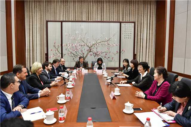 Deng Li Meets with Minister of Education and Culture of Uruguay