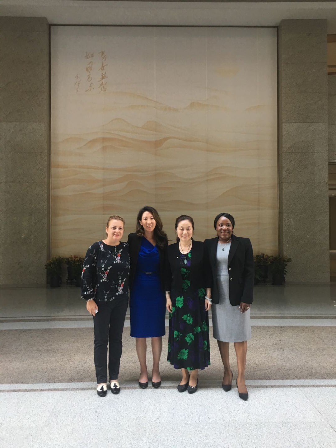 Mu Hong Meets with US Scholars in Beijing