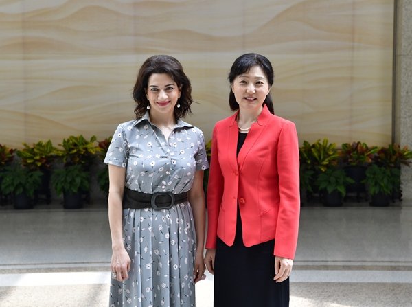 Zhao Wen Meets Armenian Prime Minister's Spouse