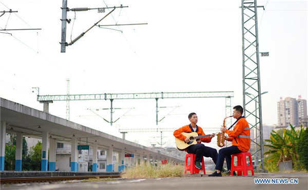 China's Railways Strive to Ensure Safety of Passengers During National Day Holiday