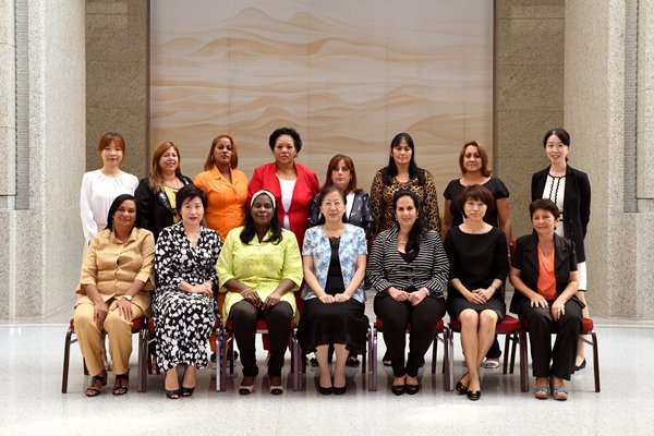 Cuban Women Cadres' Delegation Visits China