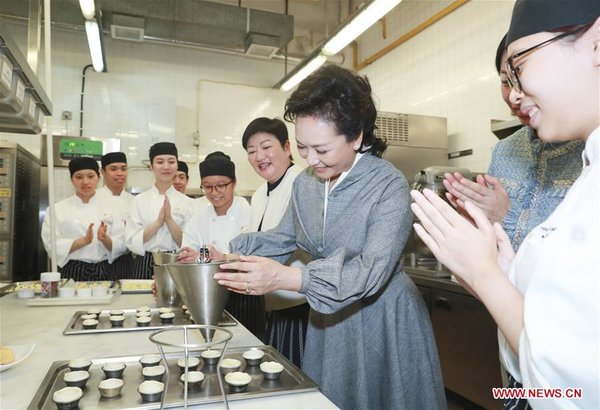 Peng Liyuan Visits Macao Institute for Tourism Studies