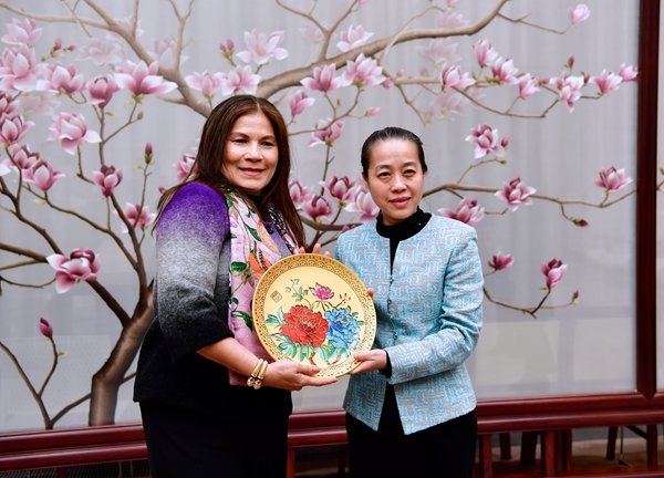 Zhang Xiaolan Communicates with First Lady of Suriname