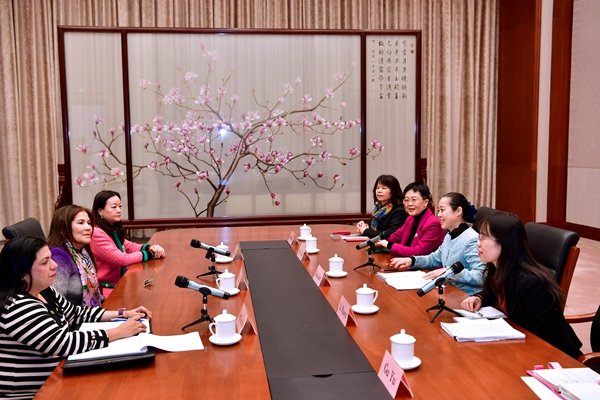 Zhang Xiaolan Communicates with First Lady of Suriname