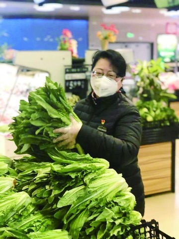 Female Supermarket Managers Try Their Best to Ensure Living Supply