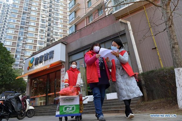 Community staff purchase daily necessities for households in enclosed building in Nanchang