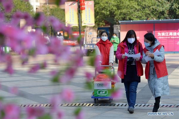 Community staff purchase daily necessities for households in enclosed building in Nanchang