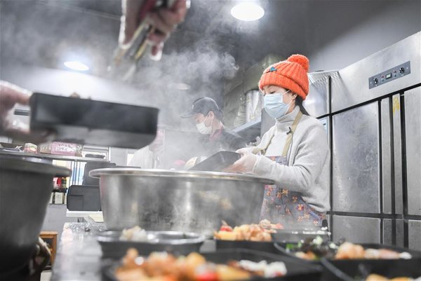 Volunteer Nicknamed 'Raincoat Sister' Cooks and Delivers Food for Medical Workers Fighting Against COVID-19 in Wuhan