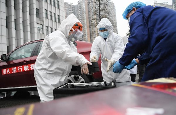 Volunteer Nicknamed 'Raincoat Sister' Cooks and Delivers Food for Medical Workers Fighting Against COVID-19 in Wuhan