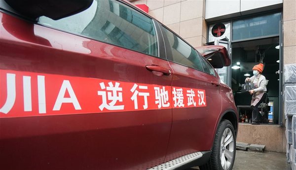 Volunteer Nicknamed 'Raincoat Sister' Cooks and Delivers Food for Medical Workers Fighting Against COVID-19 in Wuhan