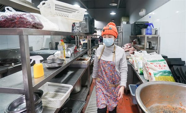 Volunteer Nicknamed 'Raincoat Sister' Cooks and Delivers Food for Medical Workers Fighting Against COVID-19 in Wuhan