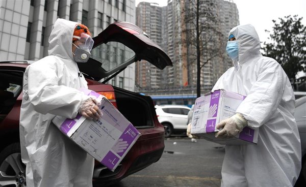 Volunteer Nicknamed 'Raincoat Sister' Cooks and Delivers Food for Medical Workers Fighting Against COVID-19 in Wuhan