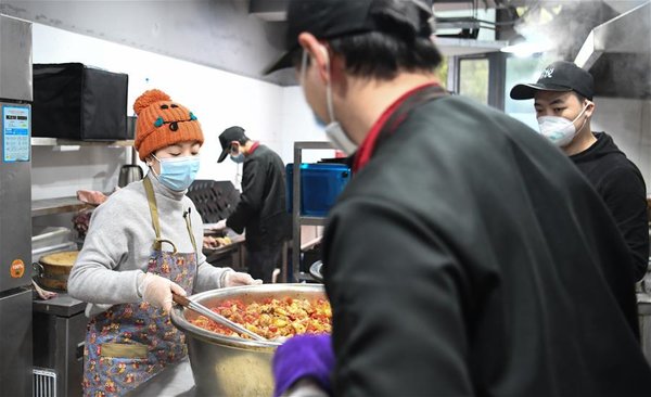 Volunteer Nicknamed 'Raincoat Sister' Cooks and Delivers Food for Medical Workers Fighting Against COVID-19 in Wuhan