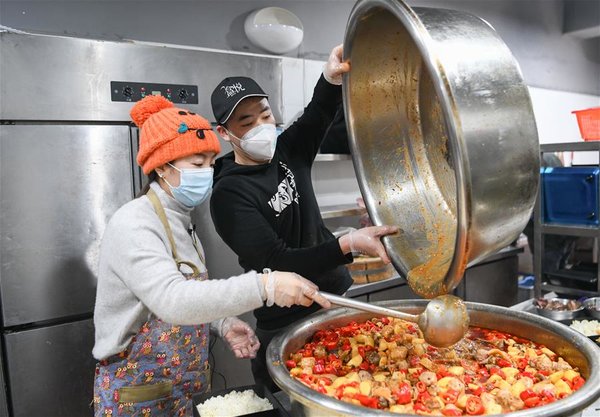Volunteer Nicknamed 'Raincoat Sister' Cooks and Delivers Food for Medical Workers Fighting Against COVID-19 in Wuhan